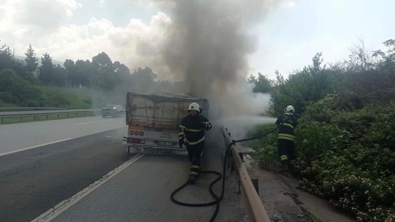 Seyir halindeki tırın dorsesi alev alev yandı