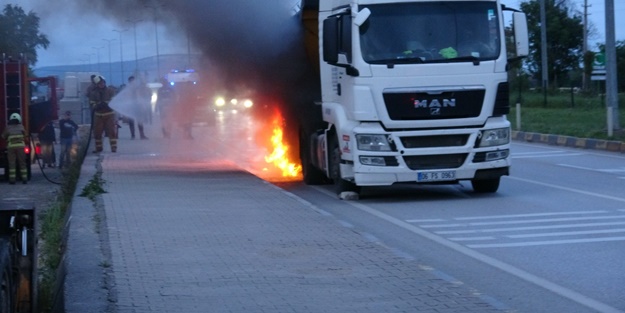 Seyir halindeki tırın tekerleri yandı