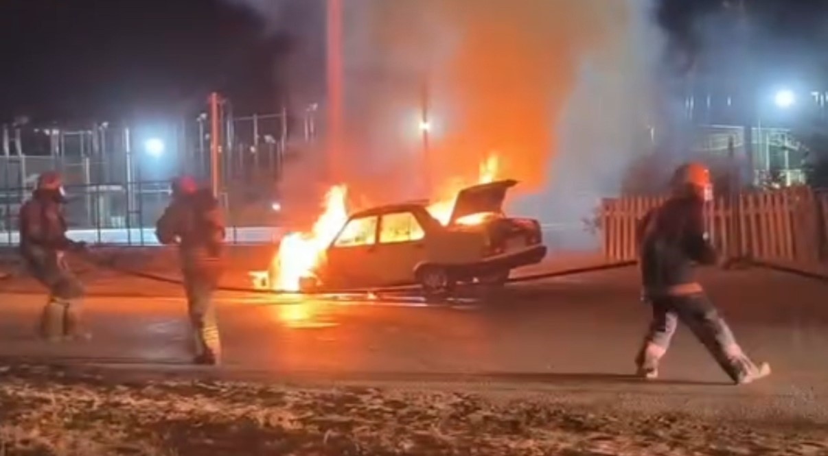 Seyir halindeki Tofaş otomobil alev topuna döndü