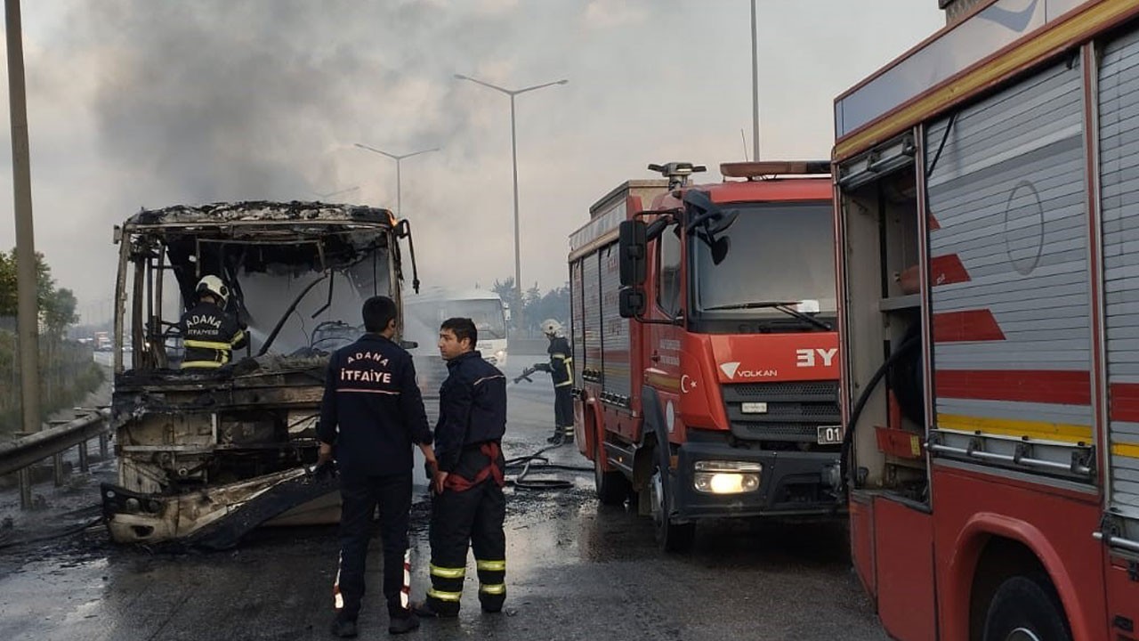 Seyir halindeki toplu taşıma aracı yandı