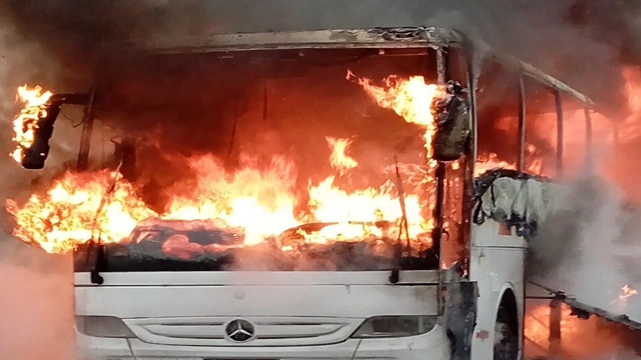 Seyir halindeki yolcu otobüsü alev aldı! Yolcular son anda kurtuldu