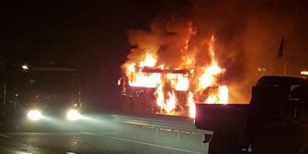 Seyir halindeki yolcu otobüsü alev alev yandı