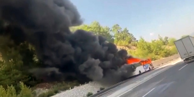 Seyir halindeki yolcu otobüsü alev alev yandı!