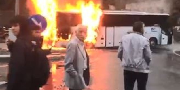Seyir halindeki yolcu otobüsü alev alev yandı