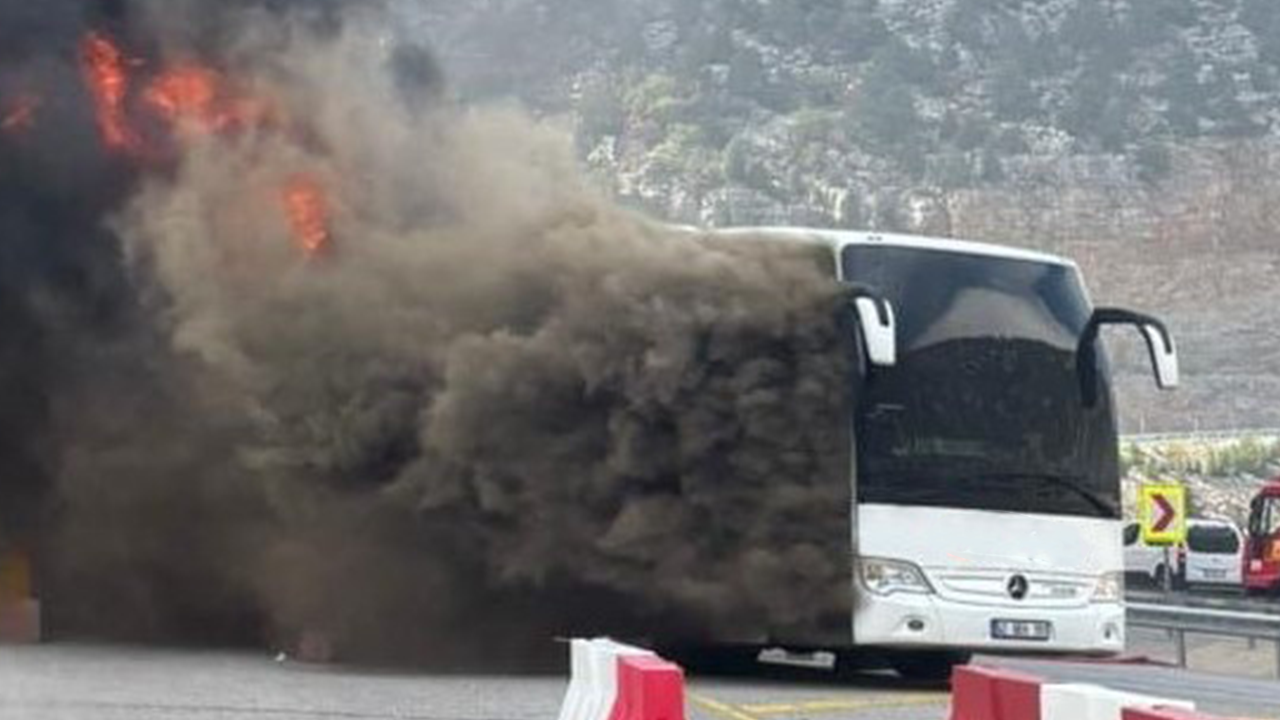 Seyir halindeki yolcu otobüsü alev topuna döndü
