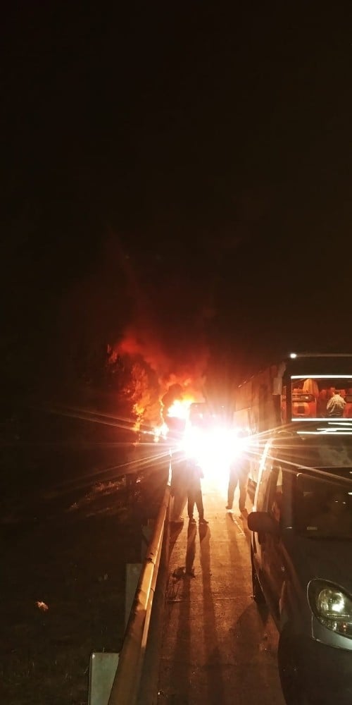Seyir halindeki yolcu otobüsü yandı 