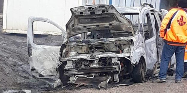 Seyir halindeyken alev alan araç demir yığınına döndü