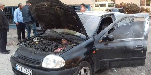 Seyir halindeyken alev alan otomobili çevredekiler söndürdü