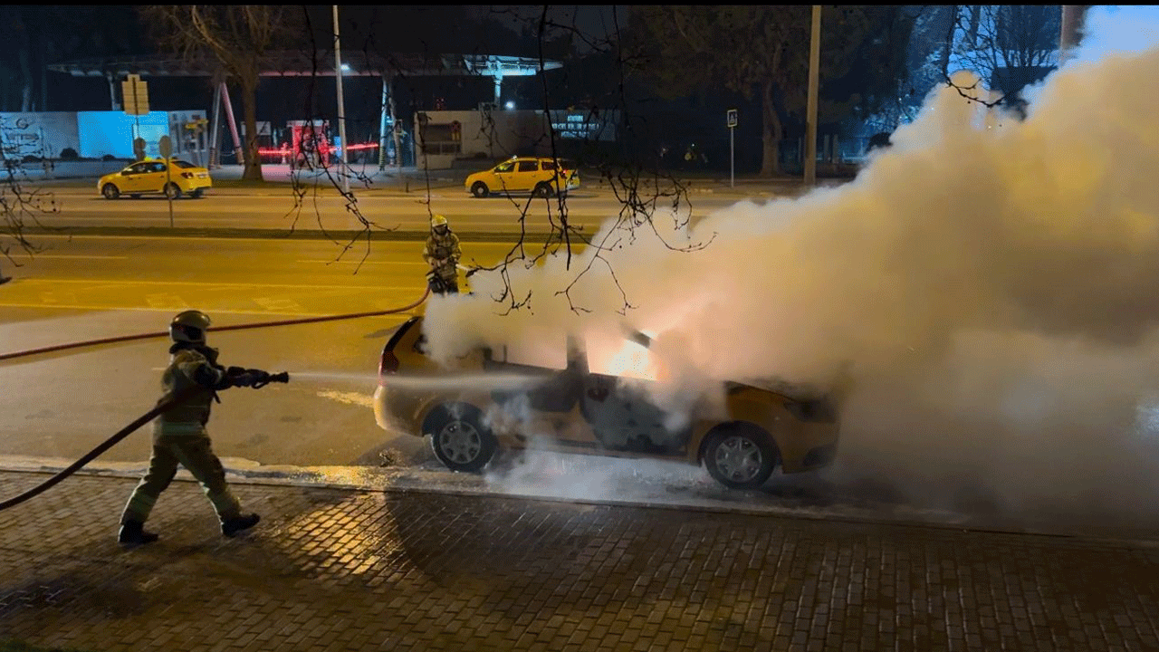 Seyir halindeyken alev aldı! Araçtan geriye sadece enkaz kaldı