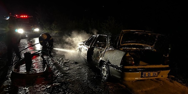 Seyir halindeyken alevlere teslim olan otomobil kullanılmaz hale geldi