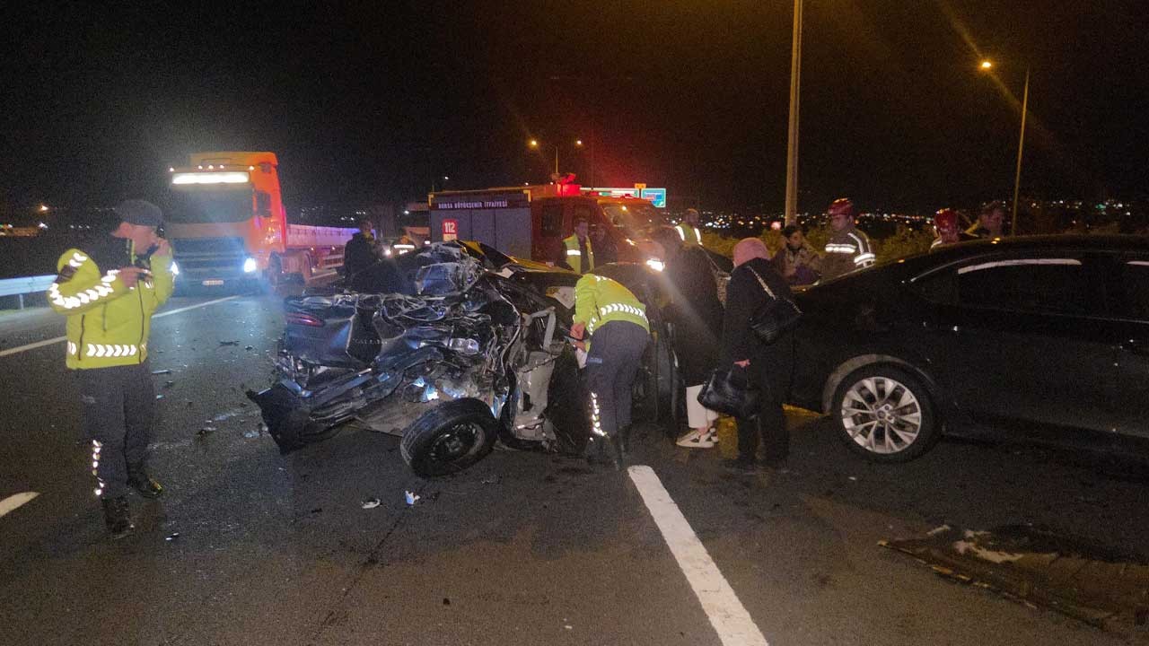 Seyir halindeyken aniden arızalanan otomobile kamyon çarptı! otomobil hurdaya döndü