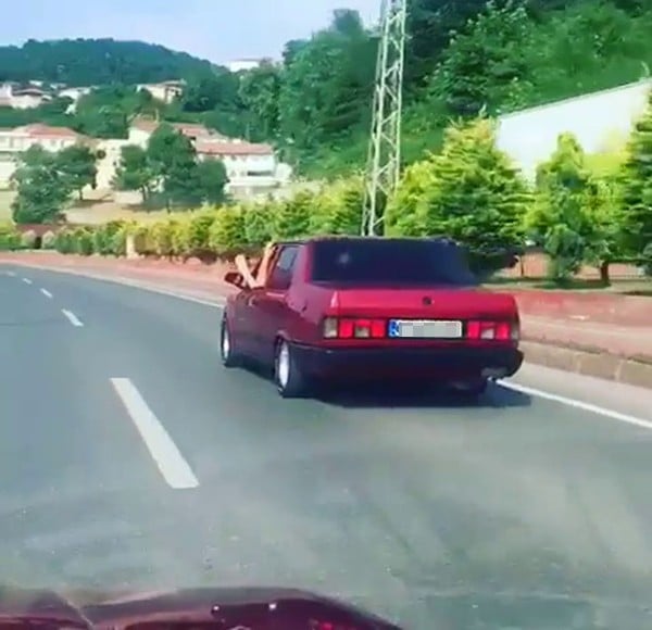 Seyir halindeyken bezle aracını sildi 