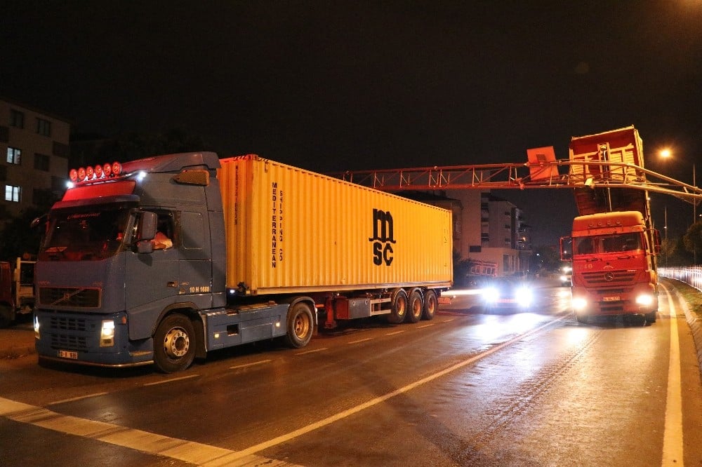 Seyir halindeyken damperi kalkan kamyon EDS direğine çarptı 