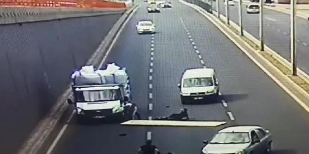 Seyir halindeyken reklam tabelasıyla birlikte kamyonetten düştü