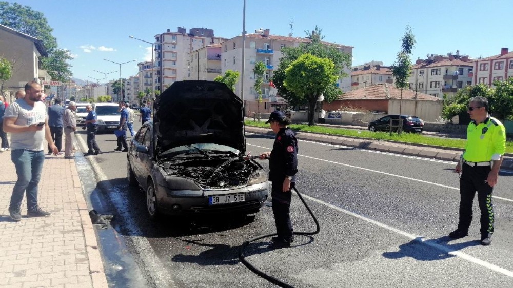 Seyir halindeyken yanan otomobil kullanılamaz hale geldi 