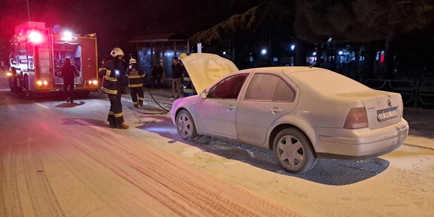 Seyir halindeyken yanan otomobil kullanılamaz hale geldi
