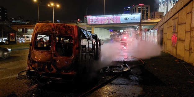 Seyir halindeyken yanan servis aracı kullanılamaz hale geldi