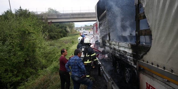 Seyir halindeyken yanan tır kullanılamaz hale geldi