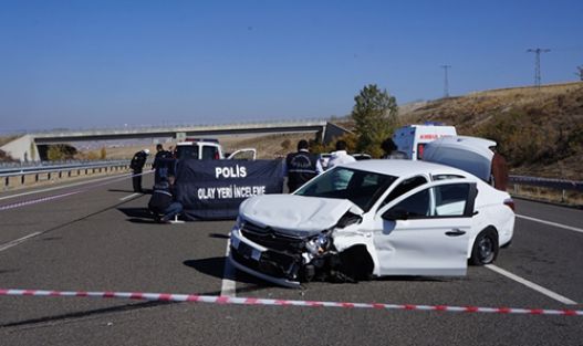 Seyir halindeki araçta cinnet geçiren koca, eşini vurup intihar etti