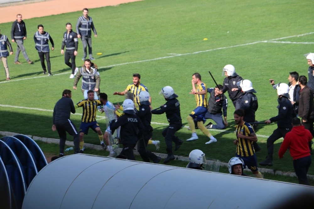 Seyircisiz maçta olay çıktı 
