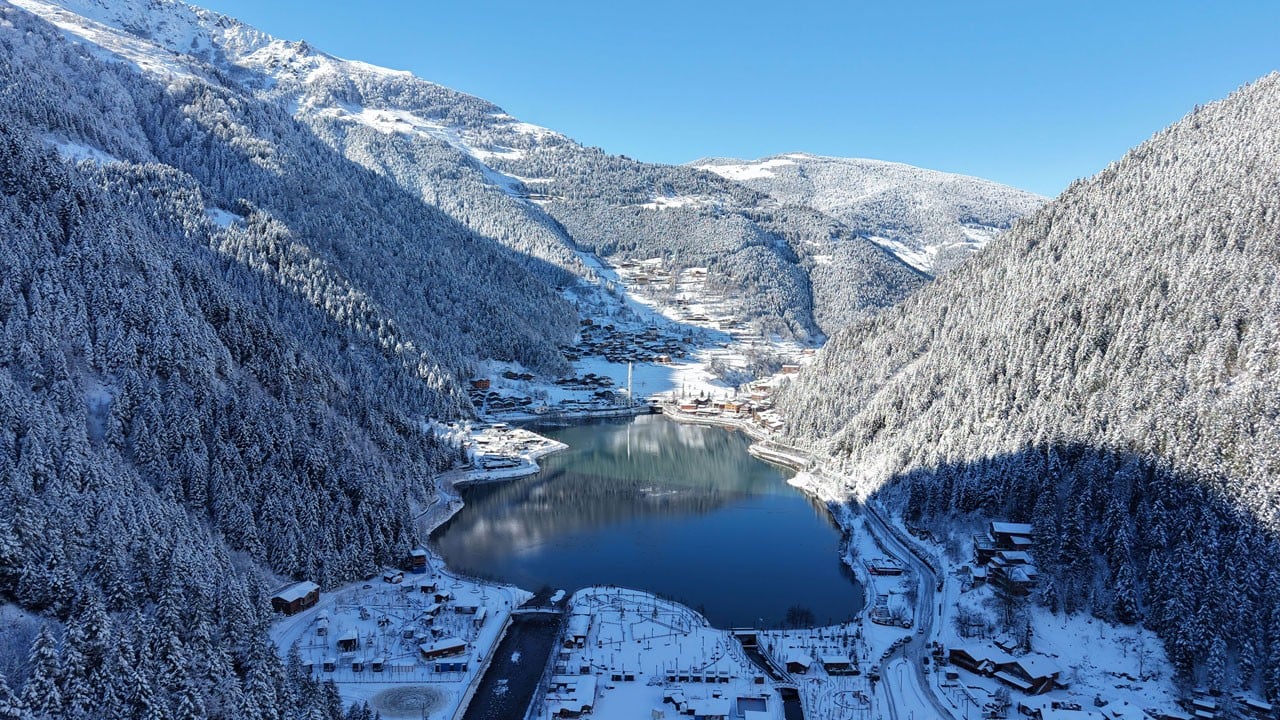 Seyirlik manzara! Uzungöl’de kış masalı