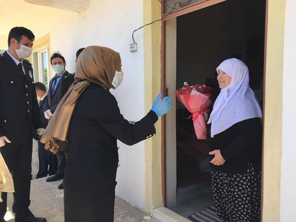Seyitgazi Kaymakamı Baytak, şehit annelerini evlerinde ziyaret etti 