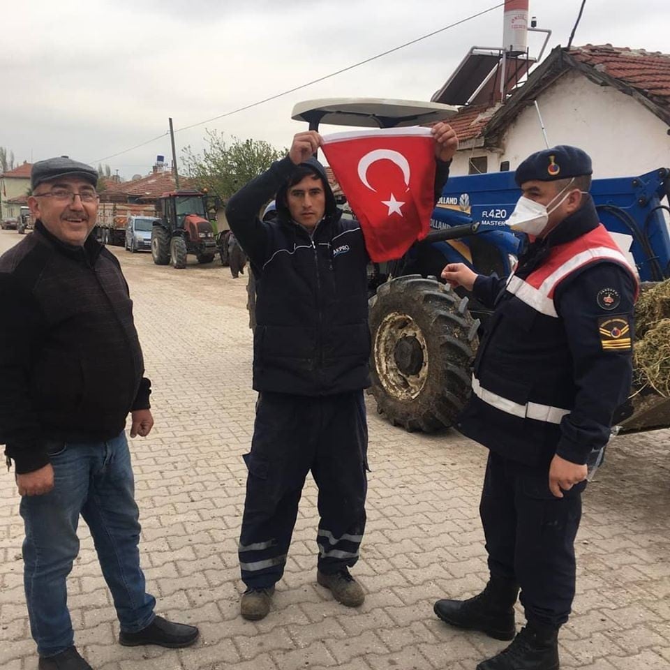 Seyitgazi Vefa Sosyal Destek Grubundan her eve Türk bayrağı 