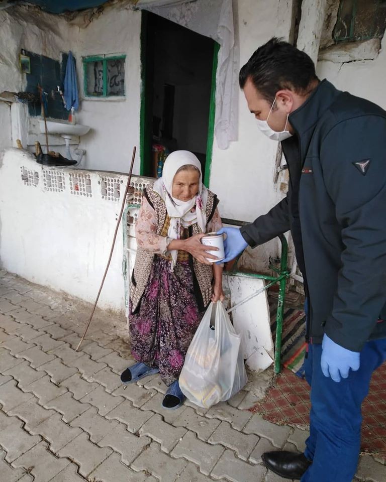 Seyitgazi’de yaşlılara Kaymakamlık ve Kızılay desteği! 
