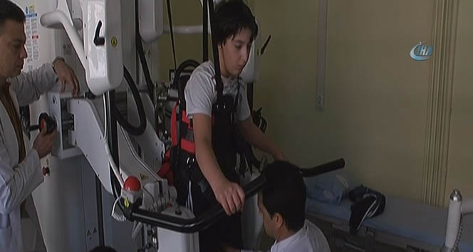 Seymen robotik yürüme cihazıyla yürümeye başladı