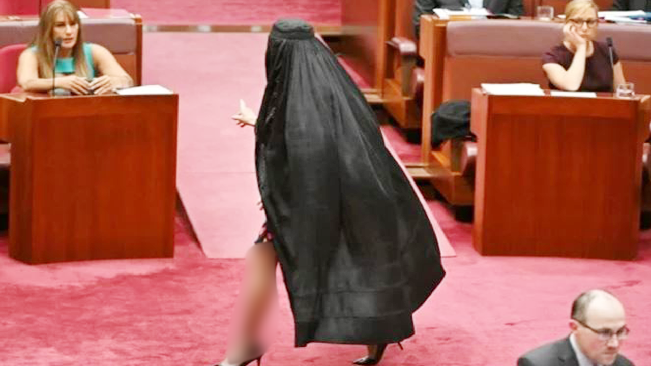 ‘Şeytan’ çarşafla geldiği mecliste olay çıkardı!