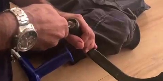 Şeytanın aklına gelmez! Dilencinin paraları gizlediği yere bakın