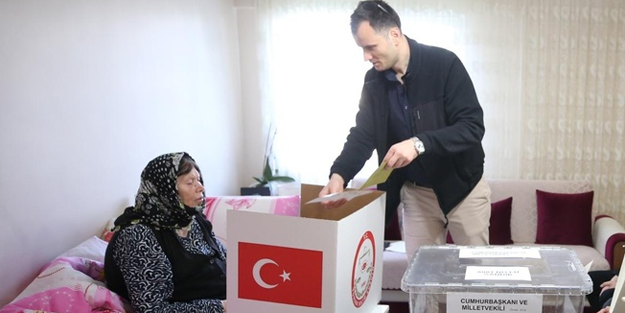 'Seyyar sandık' hasta veya engelliler için evlere gitti