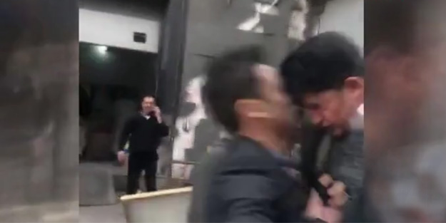 Seyyar satıcı zabıtanın burnunu böyle kırdı