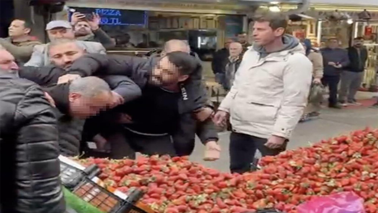 Seyyar satıcıdan zabıtaya tekme tokatlı meydan dayağı