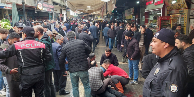 Seyyar satıcıların bıçaklı kavgası! 1 ağır yaralı