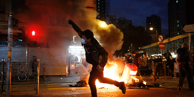 Seyyar satıcılarla çatışma: 48 polis yaralı!