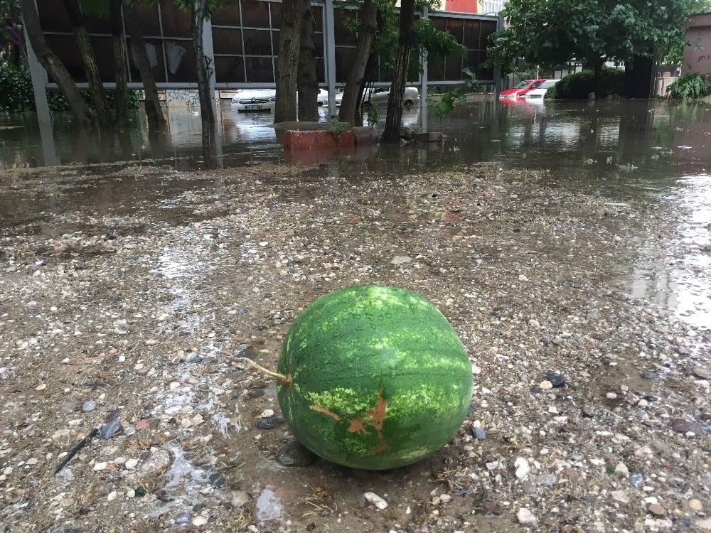 Seyyar satıcının karpuzlarını sel alıp götürdü 