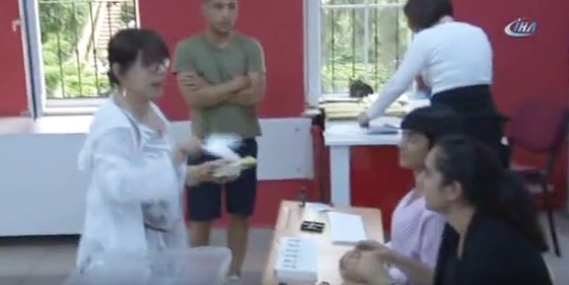 Sezen Aksu gazetecileri kovdurdu