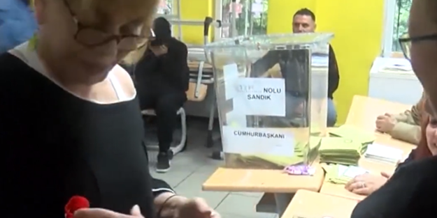 Sezen Aksu'nun oy kullandığı sırada ilginç anlar! Sandık görevlisi uyarmasaydı...