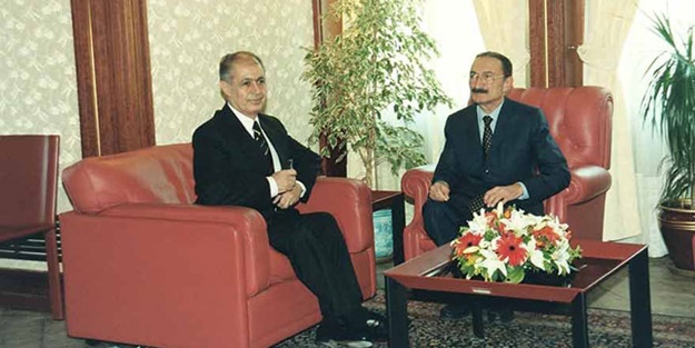 Sezer, Ecevit'e neden anayasa kitapçığını fırlattığını açıkladı