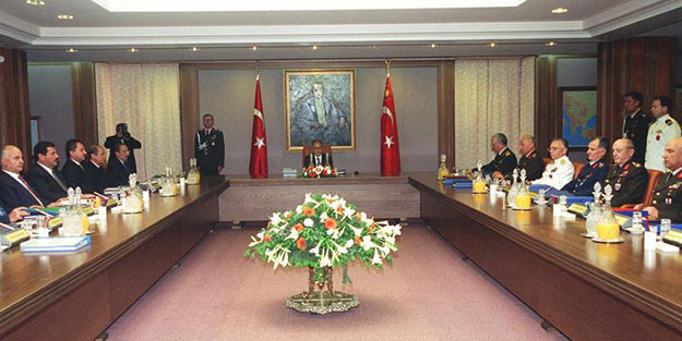 Sezer ile Ecevit arasında yaşanan Anayasa kitapçığı krizinin üzerinden tam 19 yıl geçti