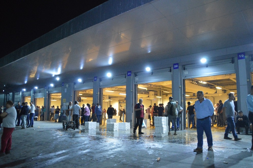 Sezonun ilk avından dönen balıkçıları, İstanbul Valisi Ali Yerlikaya karşıladı 
