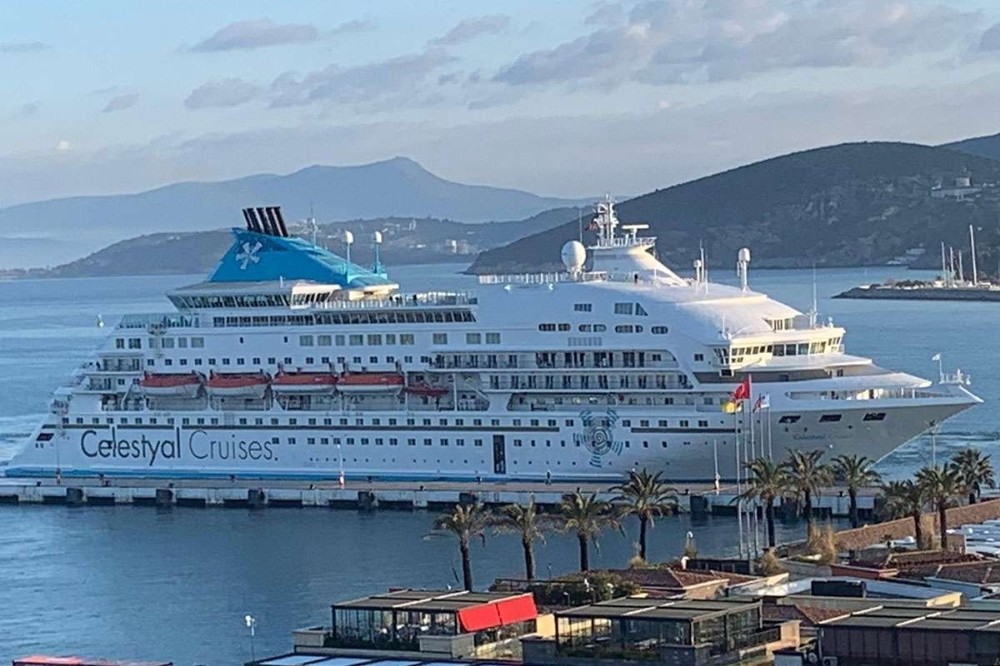 Sezonun ilk gemisi Kuşadası’nda 