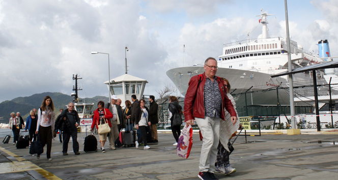 Sezonun ilk turisti denizden geldi