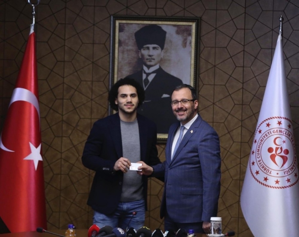 Shane Larkin, Türkiye Cumhuriyeti kimlik kartını Bakan Kasapoğlu’ndan aldı 