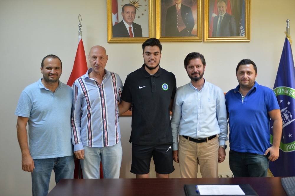 Sharifi imzayı attı 