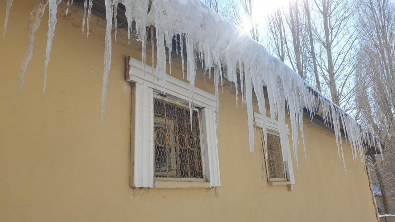Sibirya soğukları dondurdu! Başkale buz kesti