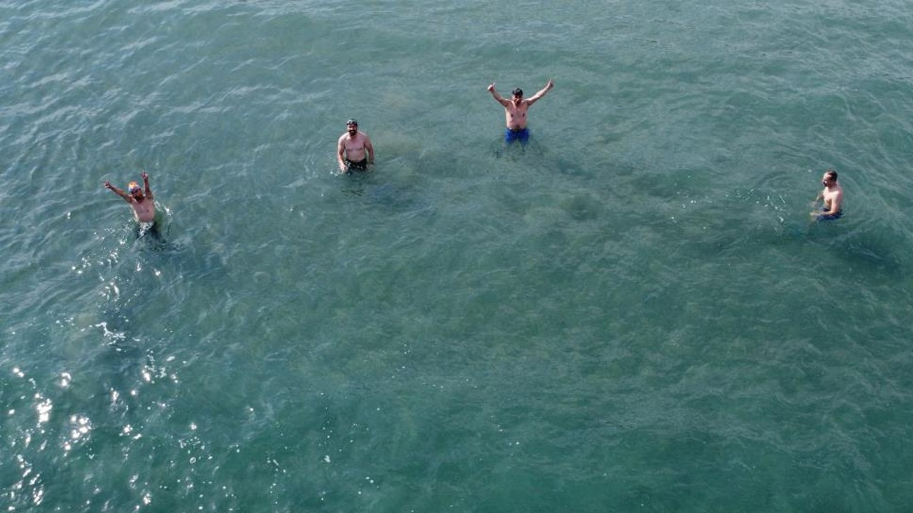 Sibirya soğuklarını umursamadılar! Kış günü denize girdiler