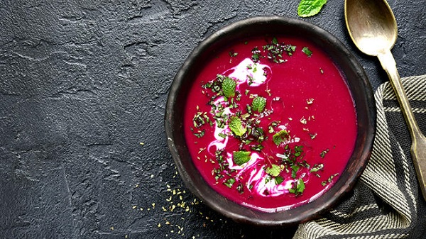 Sıcacık yaz günlerine uygun bir tarif: Pancar çorbası