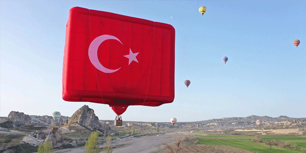 Sıcak hava balonları Kapadokya semalarında Türk bayraklarıyla süzüldü